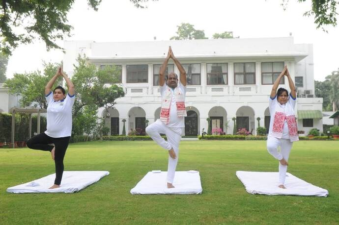 अंतरराष्ट्रीय योग दिवसः ओम बिरला ने परिवार संग किया योगाभ्यास, बोले-स्वस्थ जीवन-स्वस्थ समाज के लिए अपनाएं योग