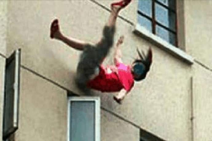 UP में खौफनाक वारदात: 3 युवकों ने एक लड़की को 2 मंजिला मकान की छत से फेंका..CCTV में कैद पूरी घटना
