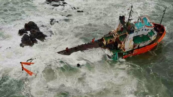 चक्रवाती तूफान तौकते के दौरान समुद्र में डूबे टगबोट वरप्रदा हादसे में FIR दर्ज, 11 लोगों की हुई थी मौत