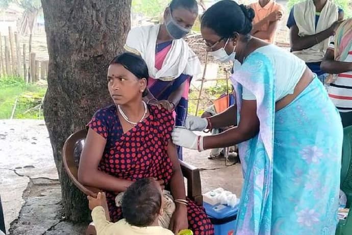 इस गांव के सभी लोगों ने एक साथ लगवाई कोरोना वैक्सीन, कोई बिना टीके का नहीं बचा..पेश की नई मिसाल
