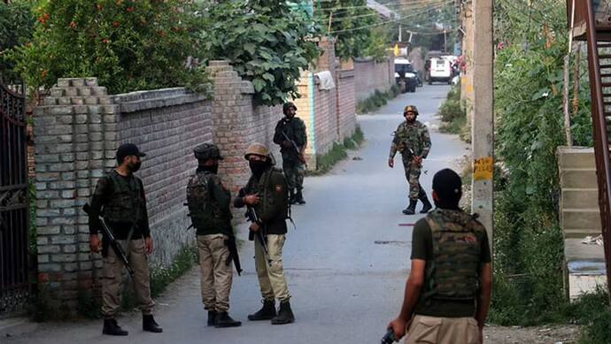 जम्मू-कश्मीर में आंतकवादियों से रिश्ते रखने वाले 11 सरकारी अधिकारी बर्खास्त, हिजबुल चीफ के 2 बेटों भी शामिल