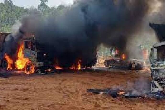 छत्तीसगढ़ के नारायणपुर में नक्सलियों ने किया हमला, गाड़ियों में लगाई आग और कर्मचारियों को बनाया बंधक