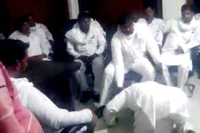 मान-सम्मान दांव पर: UP में ज‍िला पंचायत सदस्यों को दंडवत कर पैर छू रहे पूर्व सांसद, करते एक ही विनती