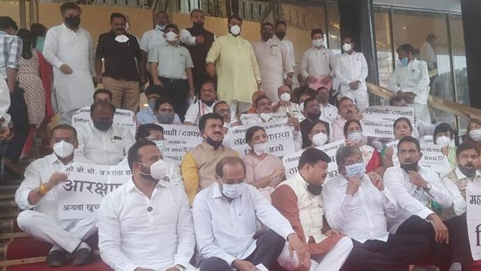 महाराष्ट्र विधानसभा: निलंबन के विरोध में सदन के बाहर धरने पर बैठे भाजपा के 12 विधायक