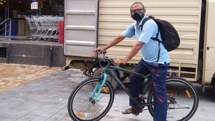 70 साल के बुजुर्ग व्यक्ति ने कायम की मिसाल, कई-कई किलोमीटर तक साइकिल चलाकर की कोरोना मरीजों की मदद