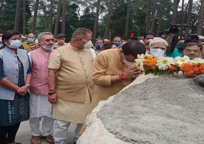 मुख्यमंत्री पुष्कर सिंह धामी ने किया शौर्य स्थल जाकर शहीदों को नमन, रोपे चिनार के पौधे