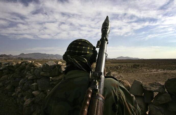 अफगानिस्तान में एयरपोर्ट पर हमलाः तीन रॉकेट दागे, सभी फ्लाइट्स कैंसिल, कंधार एयरपोर्ट पर कब्ज़ा चाहता तालिबान