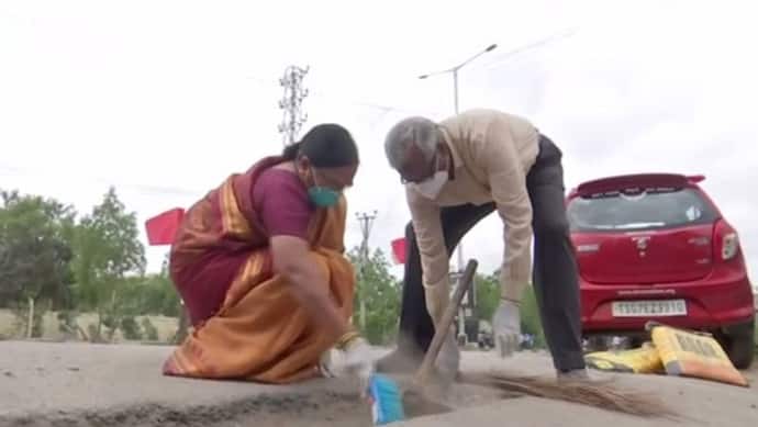 गुड न्यूज: पेंशन के पैसों के सड़कों के गड्ढे भर रहे 73 साल के बुजुर्ग,  2 हजार से ज्यादा सड़कों की मरम्मत