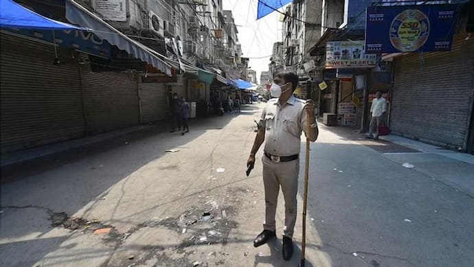 Delhi Lockdown: লাল সতর্কতা জারি, তাহলে কি সম্পূর্ণ লকডাউনের পথে দিল্লি