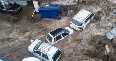 बादल फटने से आई ऐसी बाढ़, नाव की तरह बहने लगी कार, घरों में घुस गया कीचड़, Photos में तबाही का मंजर