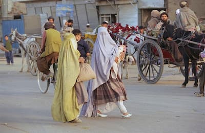 যৌনদাসী চেয়ে তালিবানি ফতোয়া - আফগান মহিলাদের জীবনে ফিরল অন্ধকার দিন, দেখুন ছবিতে ছবিতে