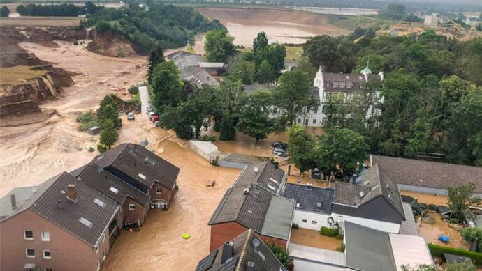 जर्मनी में बाढ़: पहली बार लोगों ने देखा ऐसा भयानक मंजर, देखिए Shocking Videos