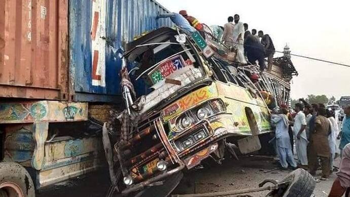 पाकिस्तान: पंजाब प्रांत में ट्रक-बस के बीच भीषण भिड़ंत में 29 की मौत, ईद की छुट्टी पर घर जा रहे थे सब