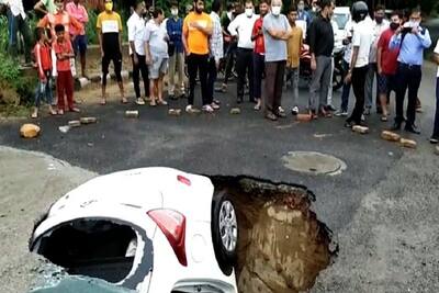 दिल्ली में बारिश के कहर में खौफनाक हादसा, बीच सड़क पर ड्राइवर समेत जमीन में समा गई पूरी कार