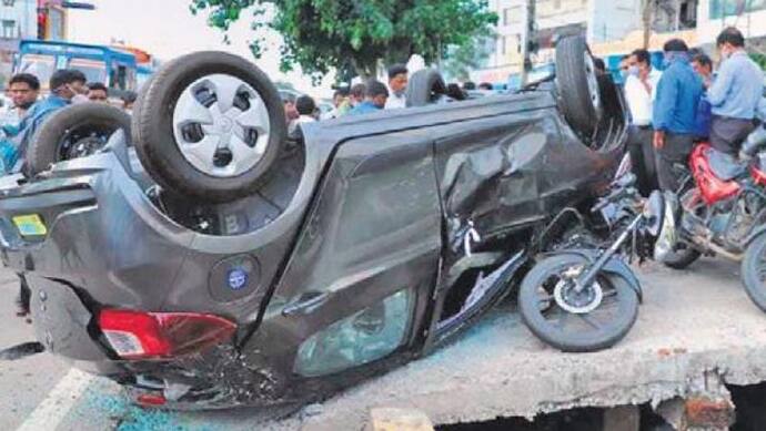 रोड पर नहीं, शोरूम में खड़े-खड़े हुआ कार का भयानक एक्सीडेंट, मालिक भी लगी गंभीर चोट