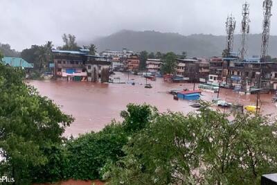 महाराष्ट्र में फटे बादल: जल सैलाब से डूबा पूरा चिपलून शहर, तस्वीरों में देखिए घर-गाड़ी बस डिपो सब डूबे