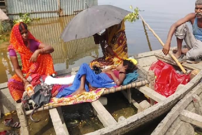 बिहार बाढ़ की सबसे मार्मिक तस्वीर, बेबस माता-पिता को बीमार बेटे के इलाज लिए नाव से 10 KM सफर करना पड़ा