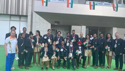 Tokyo Olympics: कोई मस्ती करते दिखा तो किसी ने क्लिक की सेल्फी, देखिए इंडियन टीम की तस्वीरें