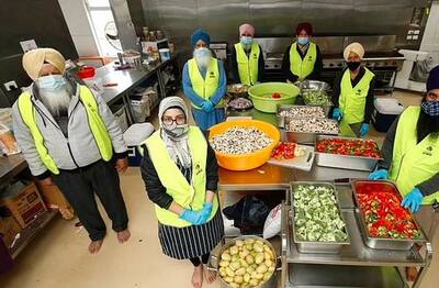 कोरोना: विदेश में सिख समुदाय ने हर दिन 6000 लोगों को फ्री में बांटा खाना, देखें कैसे किया ये शानदार काम