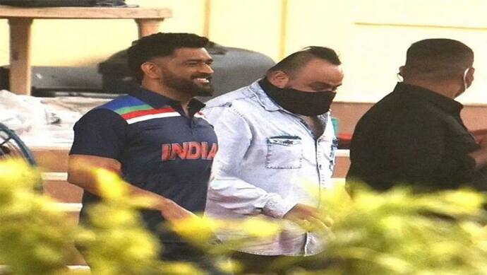 टीम इंडिया की जर्सी पहने नजर आएं एम एस धोनी, क्या मैदान पर जल्द होगी वापसी, जानें वायरल फोटो का सच