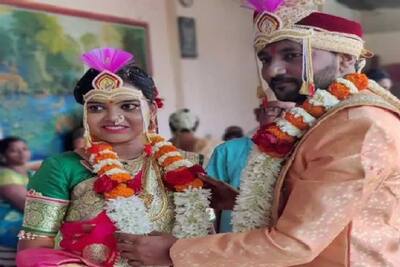 महाराष्ट्र में बाढ़ के बीच नाव पर हुई अनोखी शादी, दुल्हन को बांहों में उठाकर दूल्हे ने कराया गृहप्रवेश