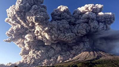 जब भड़क उठा ज्वालामुखी, आसमान में 14,000 फीट तक राख ही राख..Photos में देखें कैसे हुआ भीषण विस्फोट