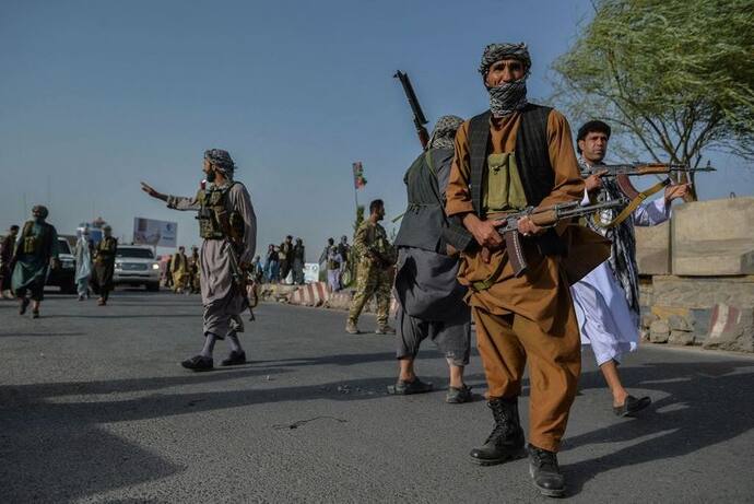 बर्बर तालिबानः बुर्का नहीं पहना तो कर दी बच्ची की हत्या, अब अफगानिस्तान के मीडिया हेड को मारा