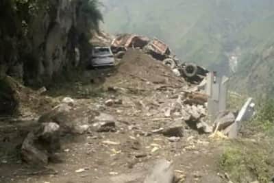 हिमाचल में कुदरत का कहर: 40 यात्रियों से भरी बस पर आ गिरीं चट्टानें..तस्वीरों में देखिए डरावना मंजर