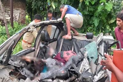 भयावह हादसा: पिचक कर चकनाचूर हुई कार, परिवार के 5 लोगों की मौत..लाशों के बीच फंसी एक बच्ची निकली जिंदा