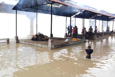 बिहार में बाढ़ की डरावनी तस्वीरें, चिता को आग लगाना मुश्किल, कमर तक पानी में डूब हो रहा अंतिम संस्कार