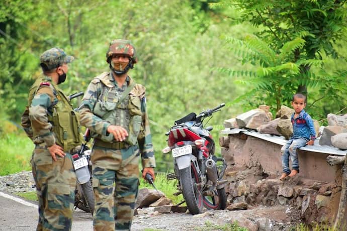 भारतीय सेना ने तीन आतंकवादियों को मार गिराया, 5 एके-47, 8 हैंडग्रेनेड बरामद