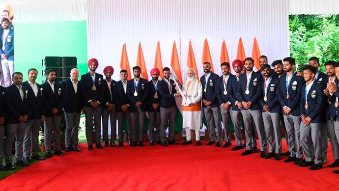 Tokyo Olympics 2020: पीएम मोदी को गिफ्ट की हॉकी,  भारतीय हॉकी प्लेयर्स बोले-आपके फोन से मिला प्रोत्साहन