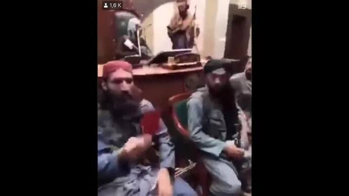 Afghanistan की संसद में घुसा तालिबान, जहां दो हफ्ते पहले नेता बैठे थे वहां वीडियो में बैठे दिखे लड़ाके