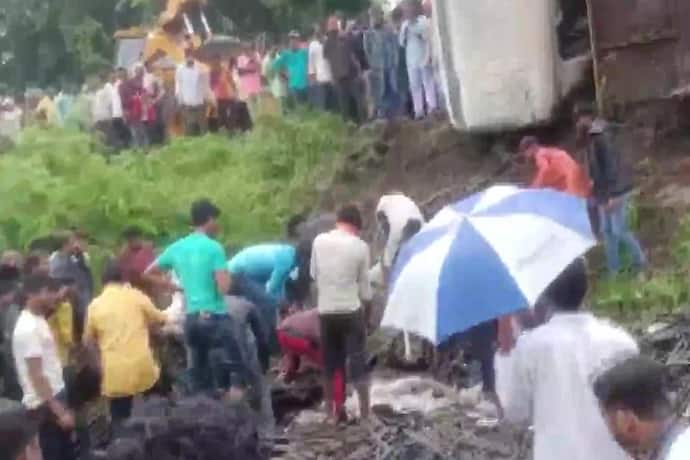 महाराष्ट्र में भीषण दर्दनाक हादसा, सरिए से भरा ट्रक पलटने से 13 मजदूरों की मौत