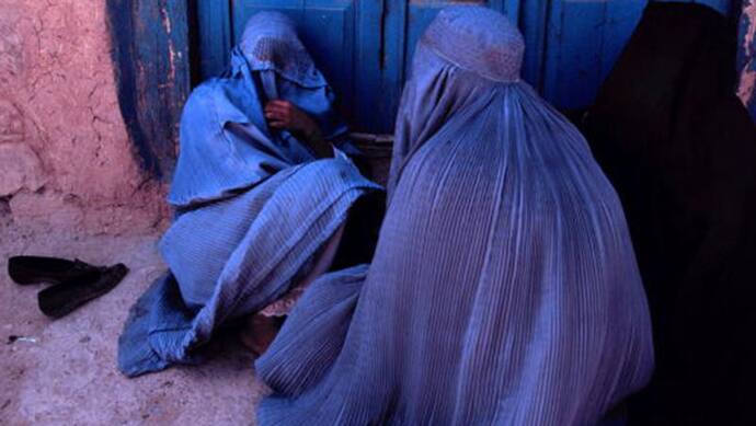 Sharia law से क्यों डरती हैं अफगान महिलाएं? कानून तोड़ने पर कुत्तों से कटवाते हैं, जिंदगी बन जाती है नर्क
