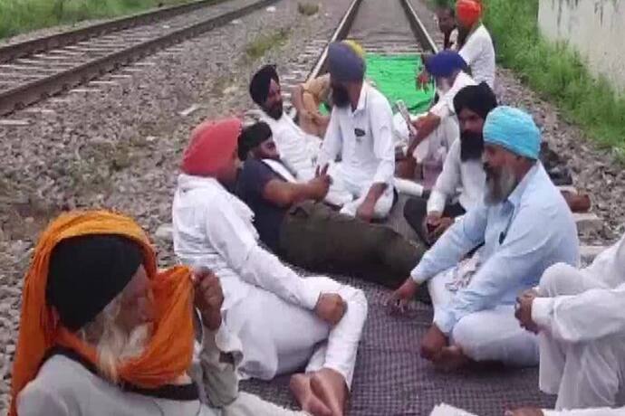 गन्ना किसानों ने रेलवे ट्रैक को किया ब्लॉक, 50 ट्रेनें रद्द 18 के बदले गए रूट