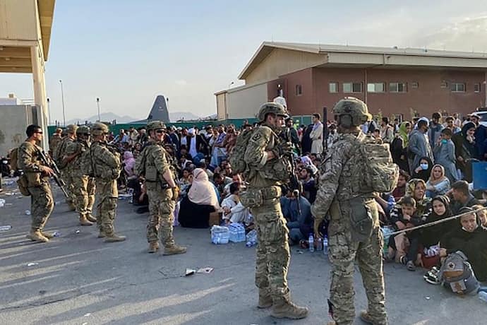 काबुल एयरपोर्ट में अमेरिका सेना की इंसानियत, लोगों की जान बचाने के लिए लेफ्टिनेंट तोड़ दिए सारे नियम