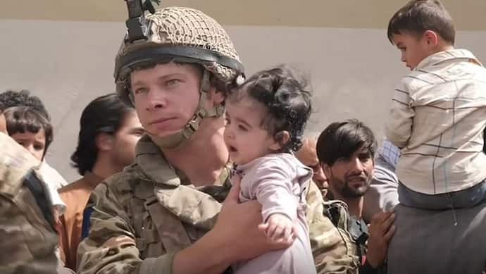 काबुल: कांटों के ऊपर से बच्ची को अंदर खींचा था, ब्रिटिश सैनिक ने बताया इस तस्वीर के पीछे की कहानी