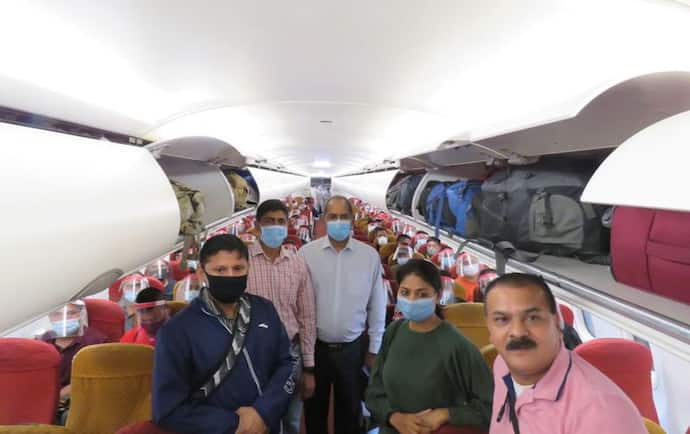 भारत के 107 लोगों समेत 168 ने छोड़ा Afghanistan, अफगानी सांसद नरेंदर खालसा परिवार के साथ आए