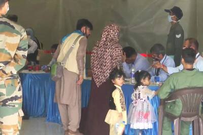 अफगानिस्तान से भारत आए मासूम को एयरपोर्ट में चूमने लगी छोटी बच्ची, भावुक कर देंगी वतन वापसी की ये तस्वीरें