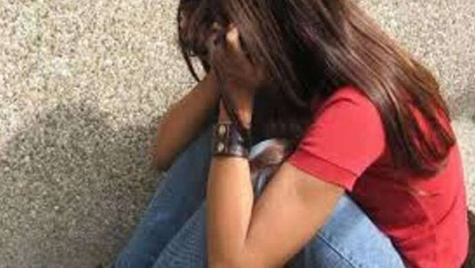 UP में हैवानियत: 5 दरिंदे लड़की को नींद में घर घसीट ले गए, रेप के बाद सड़क पर फेंका..जिंदगी की जंग लड रही