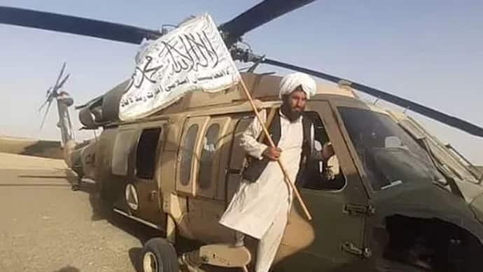 Afghanistan: ब्लैक हॉक चॉपर लेकर उड़ रहे बर्बर तालिबानी, किसी शख्स को मारकर लटका दिया, वीडियो में कैद जंगलीपन