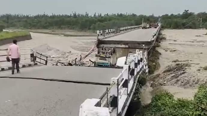 Shocking Video: नदी में ऐसा आया बहाव की टूटकर दो टुकड़े हुआ पुल; नीचे जा टपकीं कई गाड़ियां
