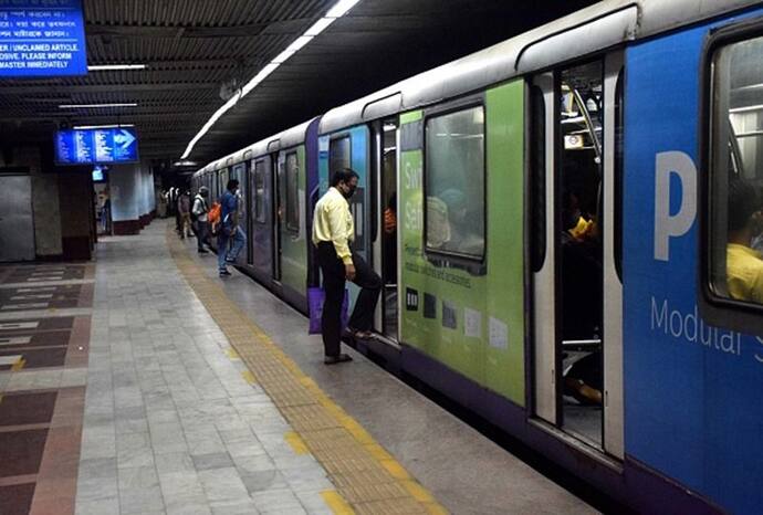 Kolkata Metro: বাড়ছে কলকাতা মেট্রোর স্মার্ট কার্ড নেওয়ার খরচ, কার্যকর রবিবার থেকে