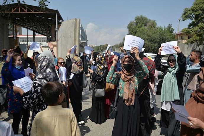 अफगानिस्तान में बेनकाब हुआ पाकिस्तान: काबुल में हजारों महिलाएं-पुरुष सड़क पर उतरे, मुर्दाबाद के लगे नारे