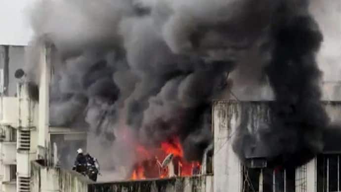 मुंबई के बोरीवली में 7 मंजिला इमारत में लगी भीषण आग, पूरा इलाका धुएं के गुबार से हुआ काला..देखें वीडियो