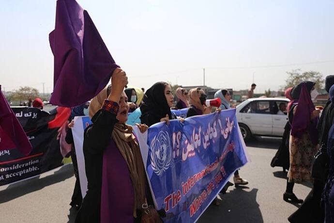 हिंसक हुआ तलिबान के खिलाफ महिलाओं का प्रदर्शन,  टाली गई सरकार के गठन की घोषणा