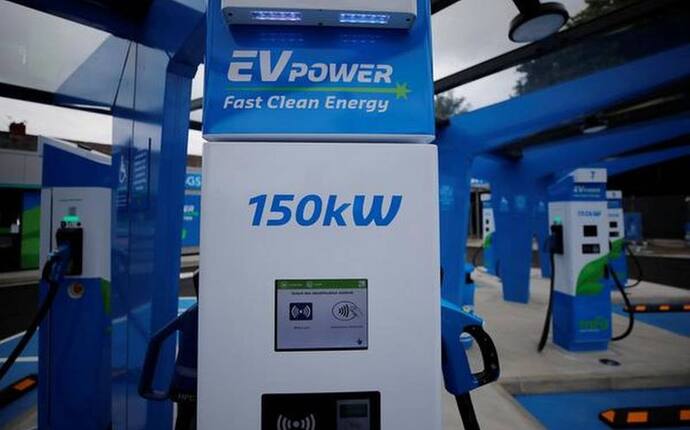 देशभर में पेट्रोल पंपों पर 22,000 EV charger लगाने का लक्ष्य, केंद्र सरकार Electric vehicles को करेगी प्रमोट