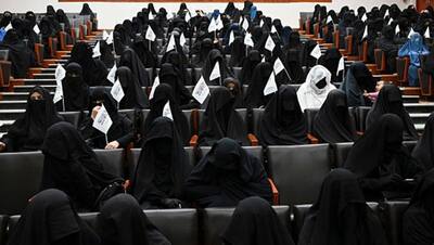 चेहरे सहित पूरा शरीर ढका हुआ, हाथ न दिखे इसलिए पहना ग्लव्स, तालिबान के समर्थन में 300 महिलाएं!