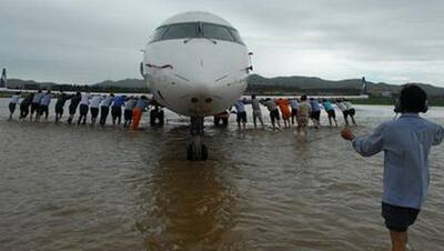 दिल्ली एयरपोर्ट पर भर गया पानी, विमान को धक्का देकर दूसरी जगह ले जाया गया...जानें क्या है वायरल तस्वीर का सच?
